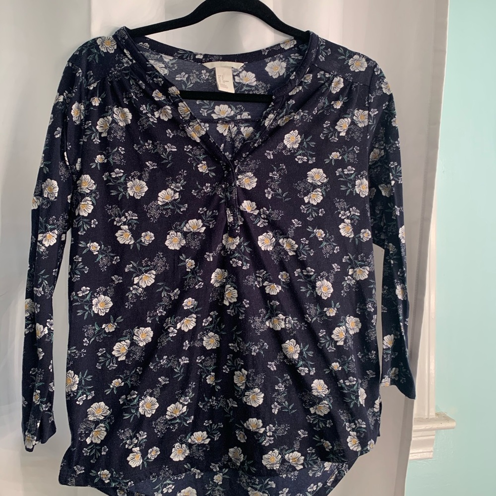 Long sleeve flowery blue H&M top!